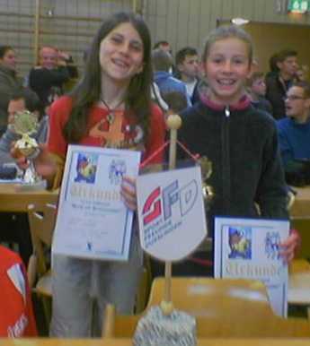 Anna und Cynthia mit ihren Pokalen