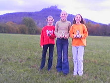 Cynthia, Lena Schäfer aus Kusterdingen (1. in WJB) und Carina nach der Siegerehrung in Hechingen-Stetten. Im Hintergrund die Burg Hohenzollern.