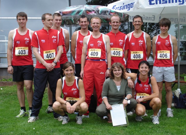 Die LäuferInnen vor dem Start mitsamt ihrem Coach Elisabeth Zürn